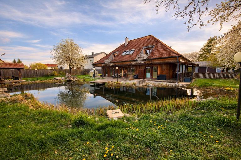 Naturbadeteich mit Villa