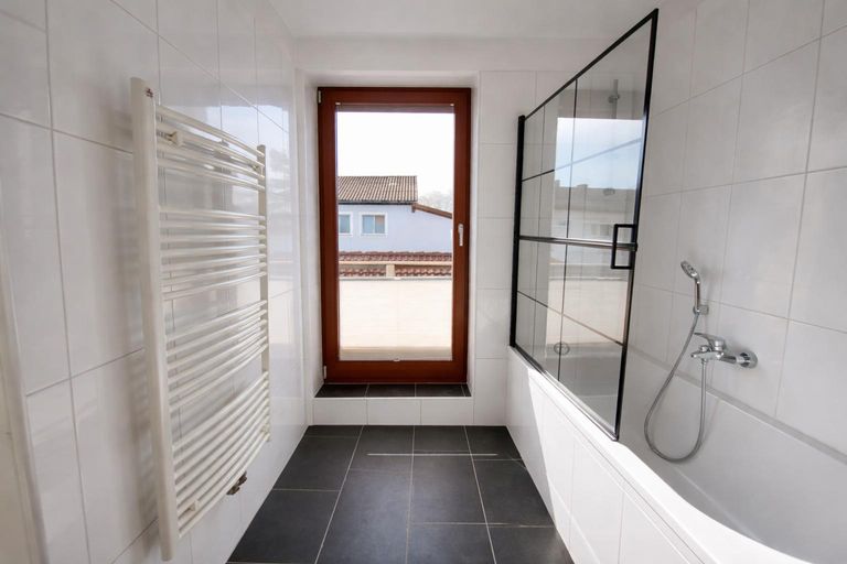 Badezimmer mit Balkon OG