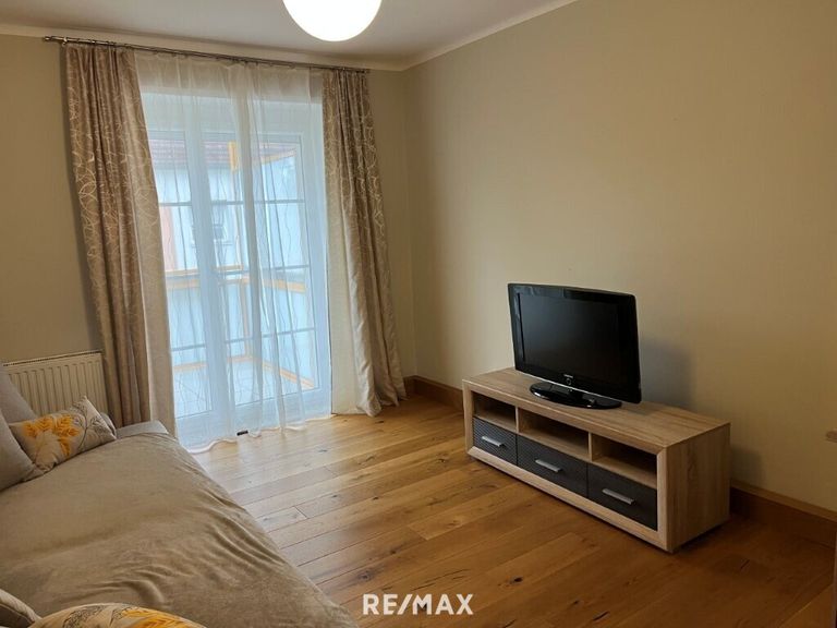 Wohnzimmer mit Zugang auf Balkon