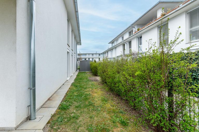 Garten mit Gartenhütte