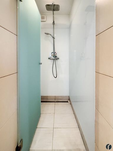 Dusche im Badezimmer