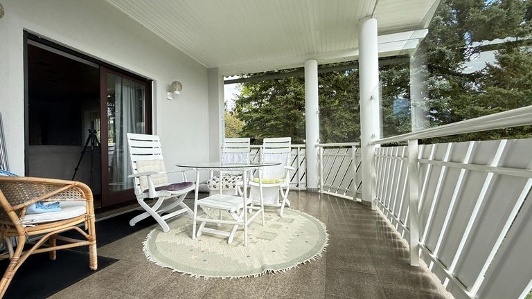 überdachter großer Balkon