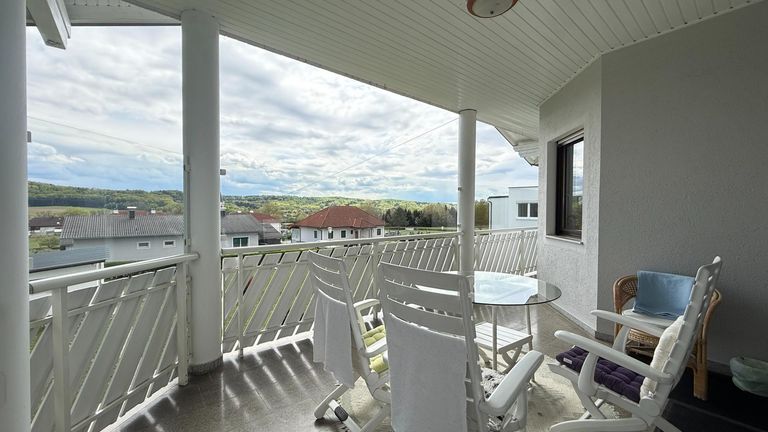 überdachter großer Balkon