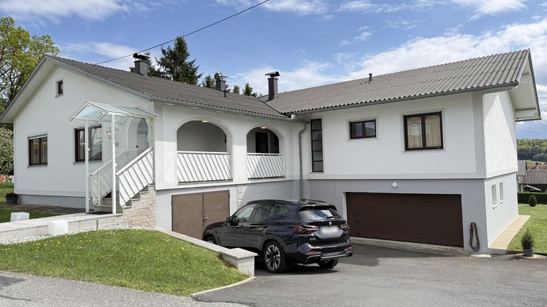 Ansicht mit 2 Garagen