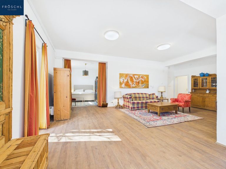 Blick vom Eingang zum Schlafbereich und Wohnsalon