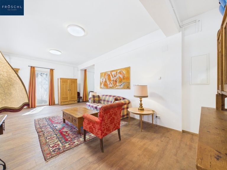 Blick von der Küche in den Wohnsalon