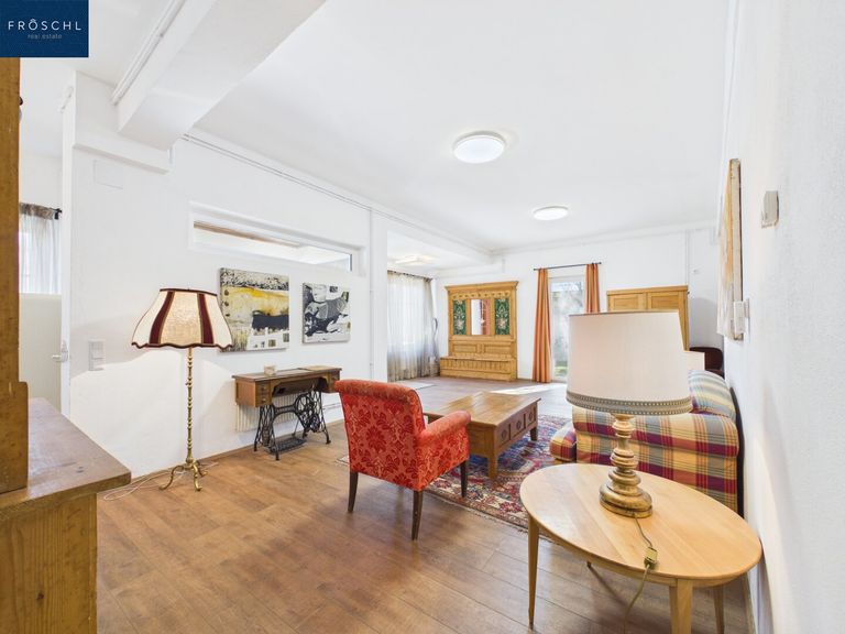 Blick vom Badezimmer in den Wohnsalon