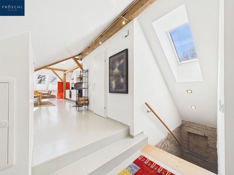 Stiegenaufgang vom Eingang u. Blick in das Loft