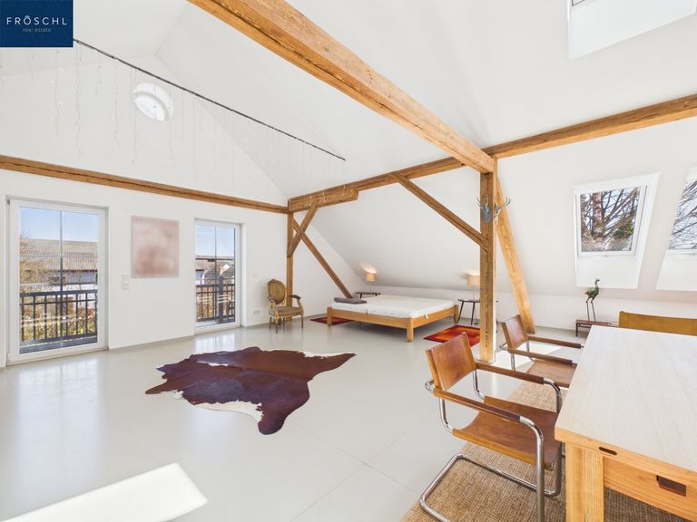 Blick vom Essbereich zum Balkon und Schlafbereich