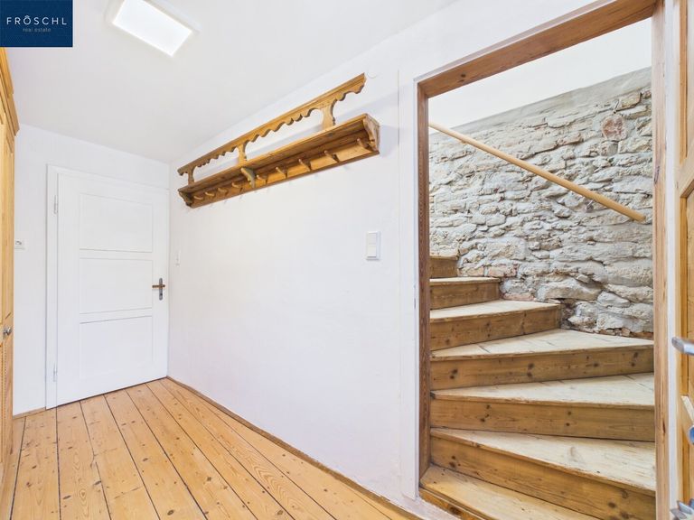 Eingang u. Garderobe - Aufgang zum Loft