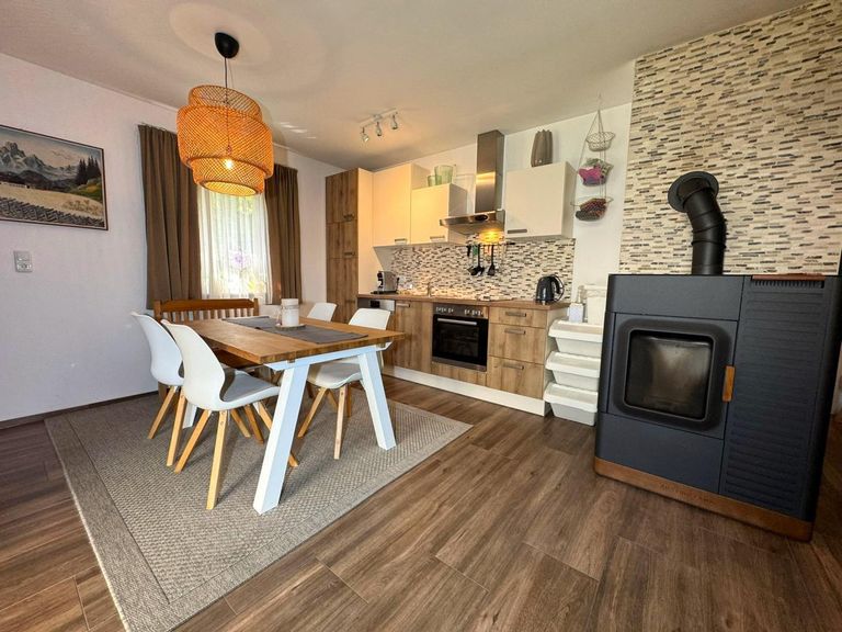 Küche mit Essbereich