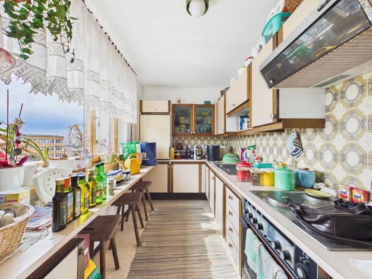 CAM04191G0-PR0088-STILL006