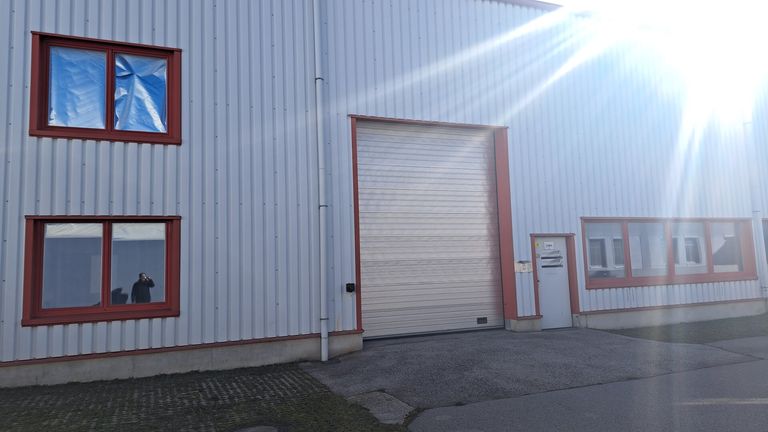 Einfahrt- Durchfahrt Bürotrakt