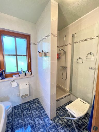 Bad mit Dusche und WC