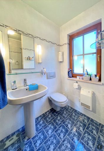 Bad mit Dusche und WC