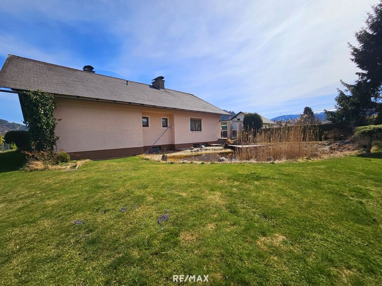 Hausansicht mit Teich