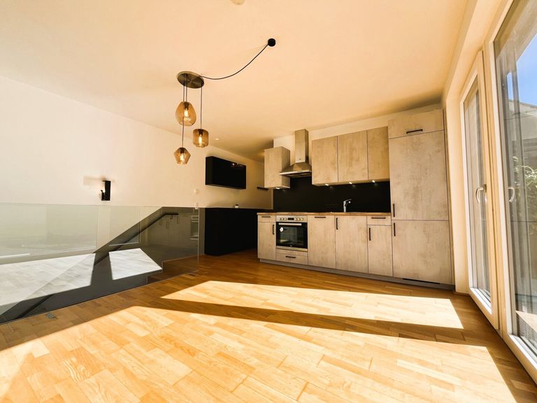 Wohn-/Essbereich mit Zugang zum Süd-Garten mit Terrasse