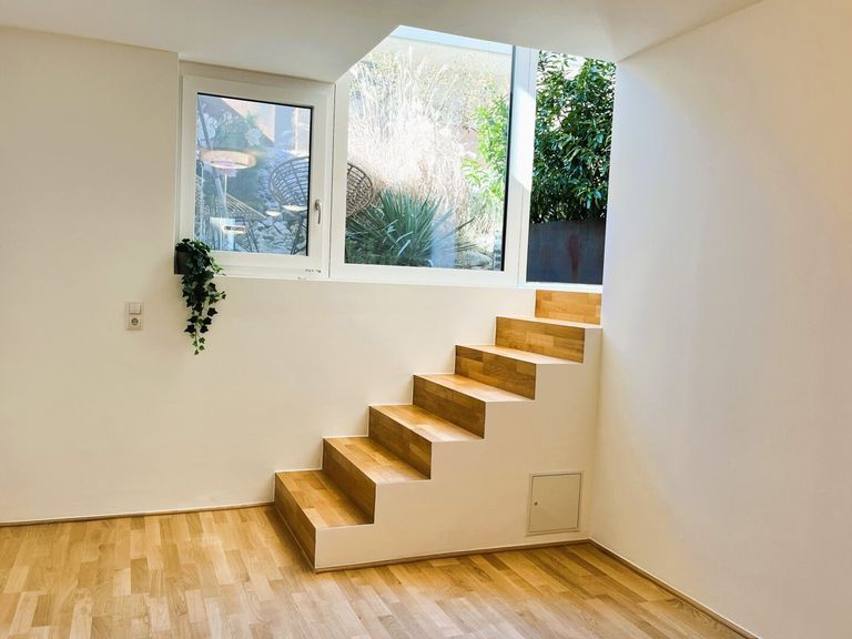 Stiegenaufgang mit Zugang zu West-Garten mit Terrasse