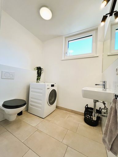 Zweites WC mit Waschmaschinenanschluss und Fenster