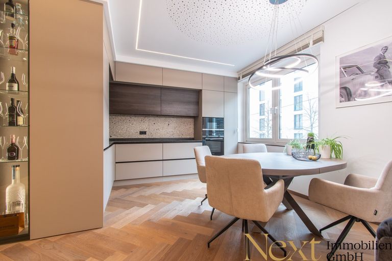 Essbereich mit Küche möbliert