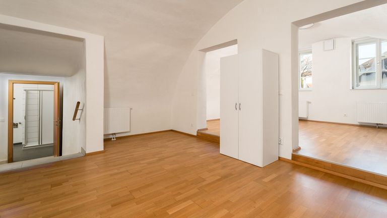 Küche Richtung Wohn- u. Schlafbereich u. Badezimmer