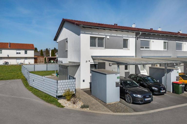 Vorderansicht mit Doppelcarport