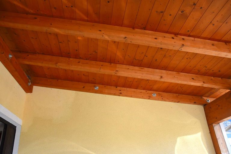 überdachter Vorplatz vor Doppelgarage