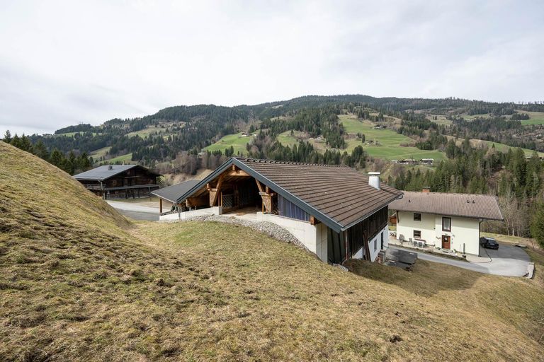 Stallgebäude mit Hocheinfahrt