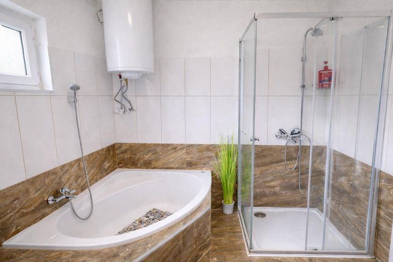 Tarrenz - Wohnung - Badezimmer