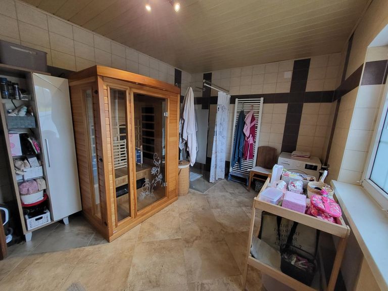 Badezimmer mit Infrarotkabine