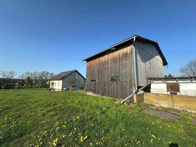 Einfamilienhaus mit Stall und Wirtschaftsgebäude i