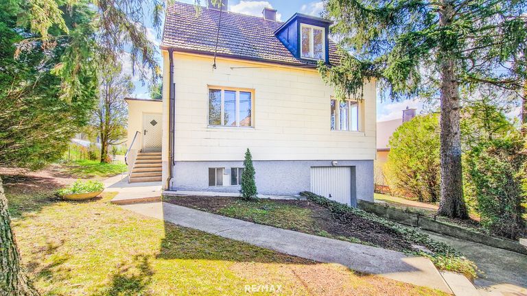 Straßenfassade und Vorgarten