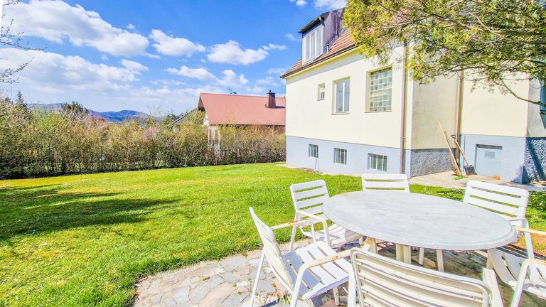 Gartenfassade und Terrasse