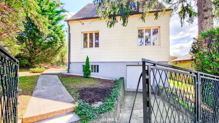 Straßenfassade und Vorgarten