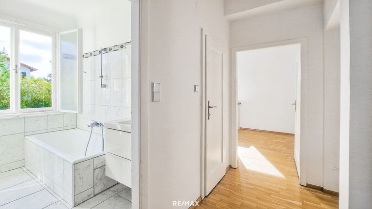 Diele und Bad (Hochparterre)