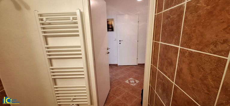 Bad mit Blick zum Vorraum & zur begehbaren Garderobe