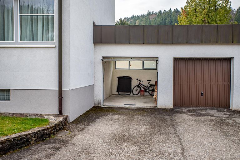 Einzelgarage neben Eingangstüre