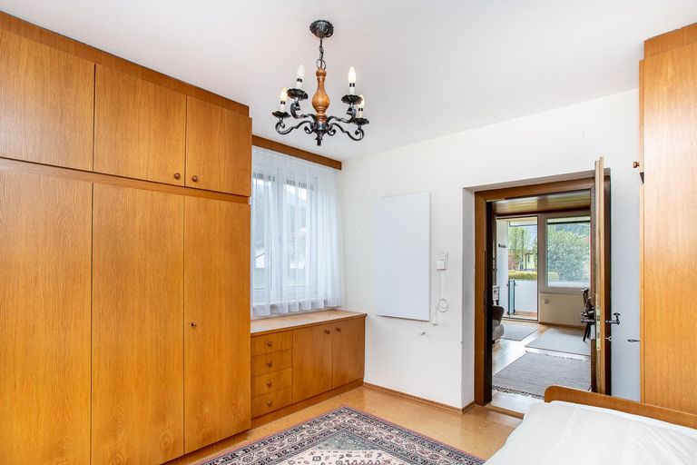 Schlafzimmer mit Blick ins Wohnzimmer