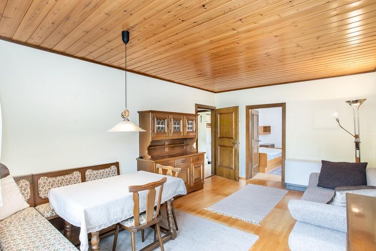 Wohnzimmer mit Blick ins Schlafzimmer