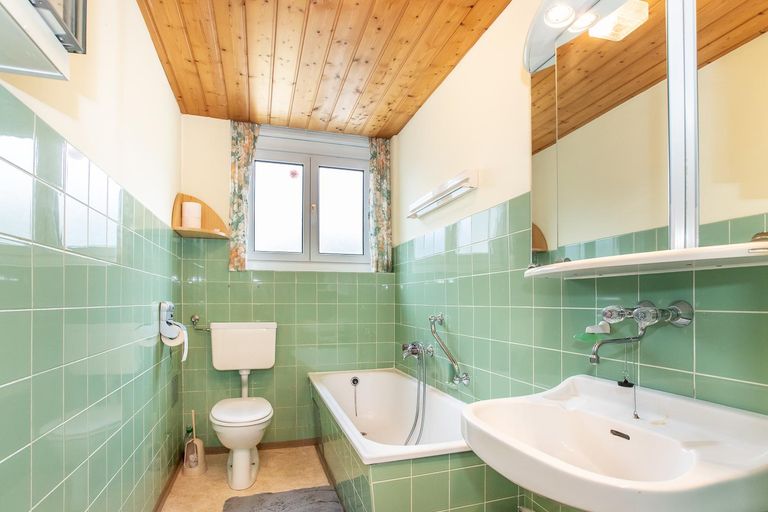 Badezimmer mit Fenster