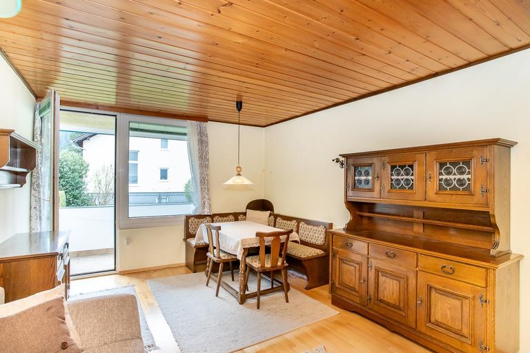 Essbereich mit Ausgang auf die Loggia