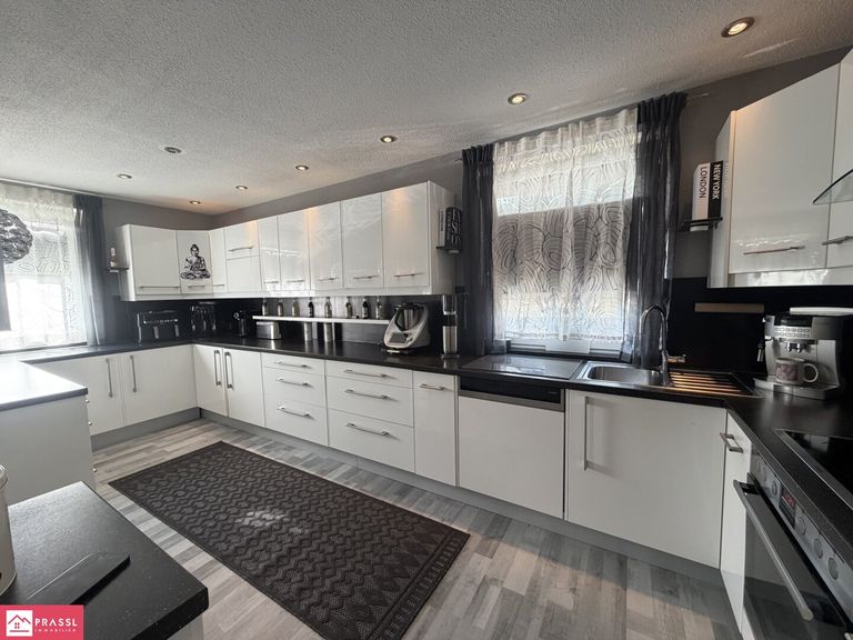 OG - Einbauküche mit Insel