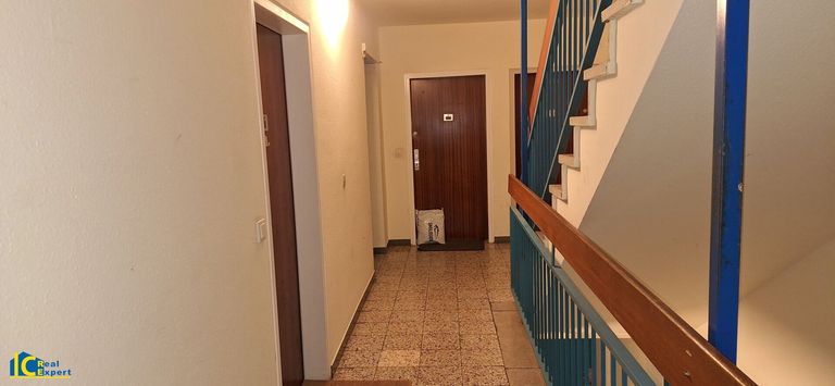 Gepflegtes Stiegenhaus mit Aufzug