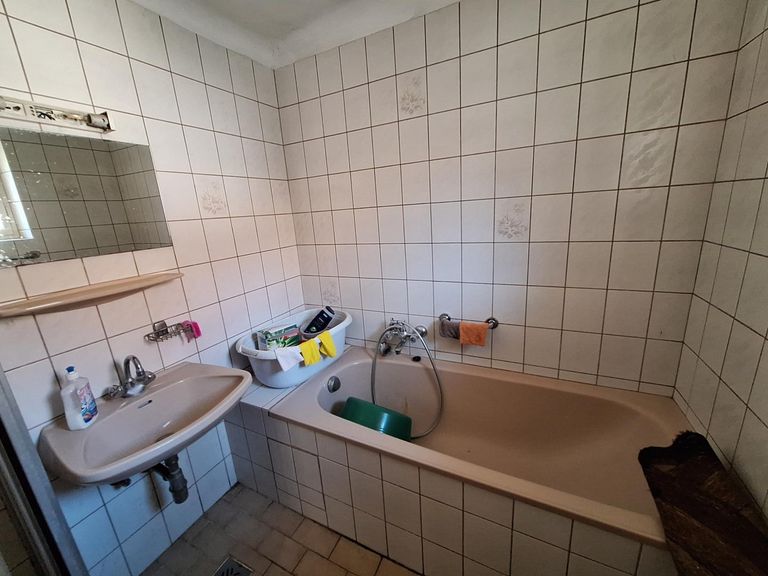 Bad mit Dusche und Wanne