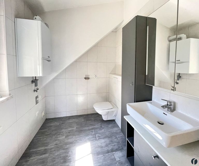 Bad mit Dusche und WC