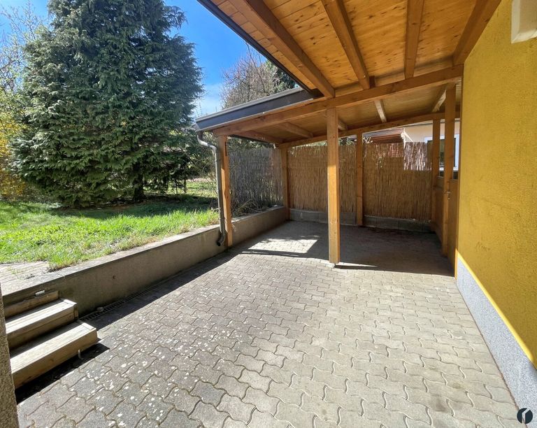 Blick vom Eingang Richtung Zugang und Garten