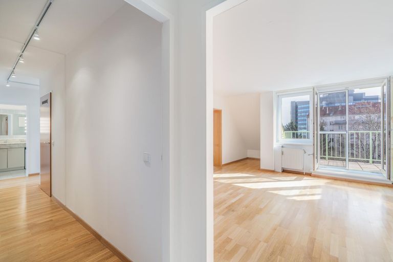 Zentraler Flur und Wohnzimmer