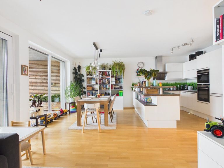 CAM04191G0-PR0084-STILL003