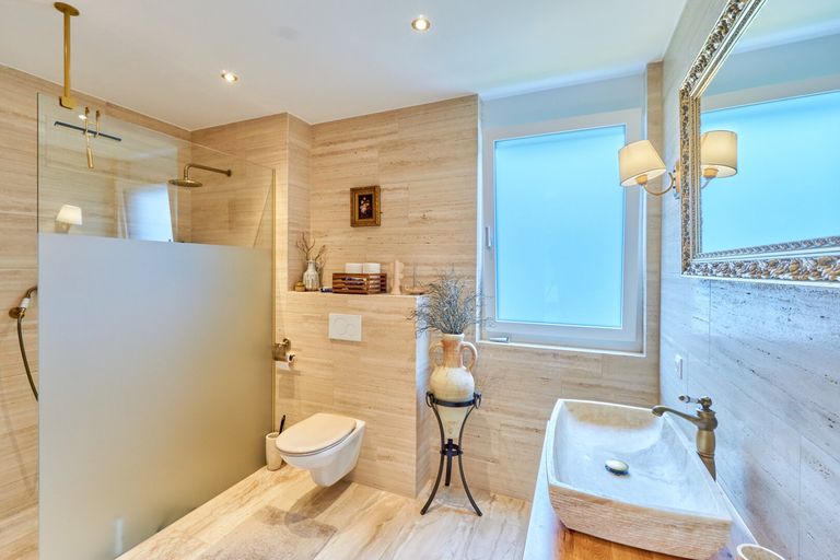 Badezimmer mit Dusche