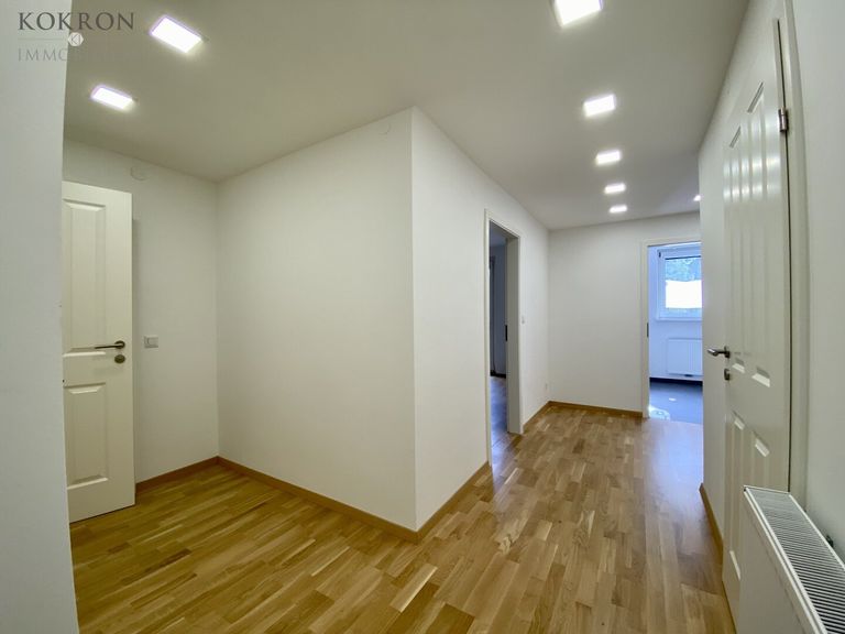 Vorzimmer mit Abstellraum rechts